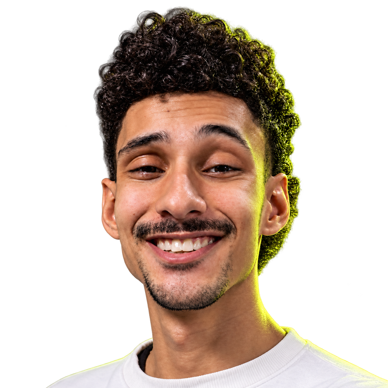Nicholas Escovar sorrindo, com camiseta branca